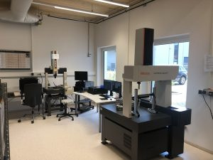 PRODUKTION DREHTEILE: BOLZEN, BUCHSEN, RINGE, VENTILE, STIFTE, RUND-GEHÄUSE, SCHEIBEN 1 kolb cnc002 300x225 1